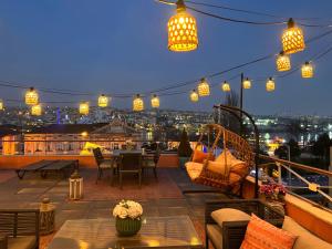 伊斯坦布尔Waterfront Terrace House Bosphorus Istanbul的阳台,晚上可欣赏到城市景观