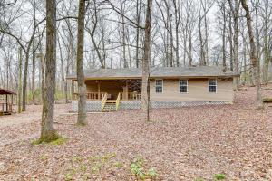 Heber SpringsHeber Springs Cabin with Deck 3 Mi to Sugarloaf Mtn的树林中间的小房子