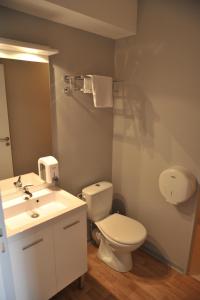 巴伯济约赫莱德巴尔贝兹悠酒店的浴室配有白色卫生间和盥洗盆。
