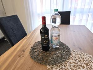 菲林根-施文宁根MY HOME N 35/6的一瓶葡萄酒和一张桌子上的一杯