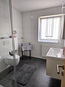 菲林根-施文宁根MY HOME N 35/6的一间带水槽和卫生间的浴室以及窗户。