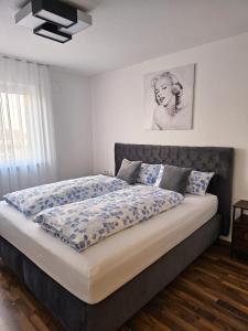 菲林根-施文宁根MY HOME N 35/6的一间卧室配有一张带蓝色床单的大床