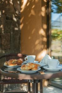 圣拉斐尔Posada Bonarda的桌上的两盘糕点和杯子