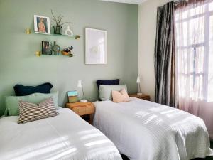 奥克兰Artist Photographers Home Studio的卧室内两张并排的床