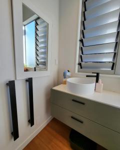 奥克兰Artist Photographers Home Studio的一间带水槽和镜子的浴室