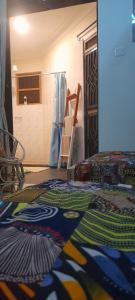 坎帕拉Aivilo Home的一间设有两张床的客房,地板上铺有地毯。
