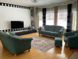 DagsmarkIsokorventie 113的客厅配有蓝色的沙发和电视