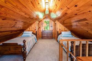Morton GroveHot Tub, Huge Deck, WiFi, Fire Pit at Chalet Cabin的小木屋内一间卧室,配有两张床