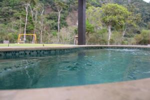 Cabañas La Encantada的游泳池,后方设有游乐场