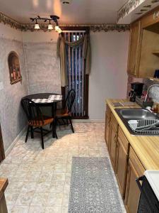 LigonierCozy, Pet-friendly Ligonier的厨房配有桌椅和水槽。