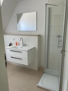 OstercappelnDiner Nord 2的白色的浴室设有水槽和淋浴。
