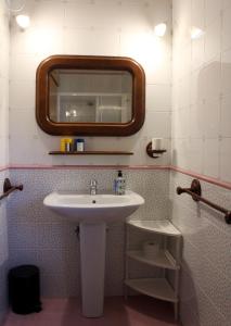 科米索Villa Sam的一间带水槽和镜子的浴室