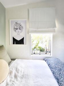 奥克兰Inner City Sunny Bedroom的卧室配有白色的床和窗户。
