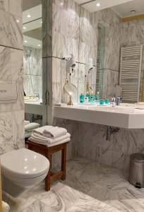 维里坎皮尔萨托伦旅馆的一间带卫生间和水槽的浴室