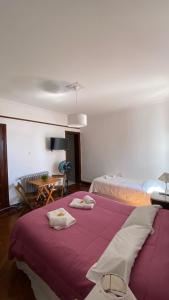 马德普拉塔Costa Esperanza MDQ的客房设有两张床和一张带毛巾的桌子。