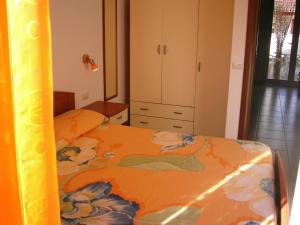 托雷斯佩基亚鲁杰里Villa Mare del Salento的一间卧室,床上放着鲜花