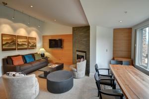 斯诺马斯村Terracehouse - CoralTree Residence Collection的客厅配有沙发和桌子