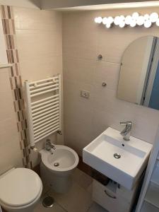 布林迪西Sweet Aura的浴室配有白色卫生间和盥洗盆。