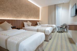 Ajyadفندق روحة المقام的酒店客房配有两张床和一张书桌