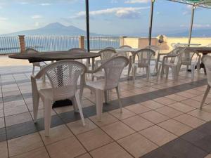 卡斯特拉玛雷帝斯达比亚Sunset Shores Oasis - Gulfview Haven Rooms with a View, strategic for Pompeii, Amalfi, Capri, and on the Road to Sorrento- progetto sociale Artigiani della preziosità的屋顶上的一组桌椅