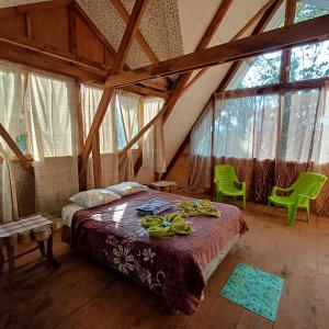 ChijoúParaiso Verde的一间设有床铺的卧室,位于带窗户的房间内