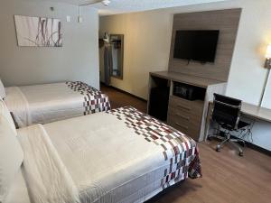 Red Roof Inn Auburn Hills客房内的一张或多张床位