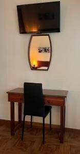 奎特里拉Romeu的一张桌子、椅子和墙上的镜子