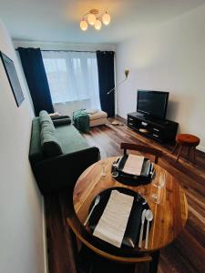 戈莱纽夫Apartament Inka的客厅配有沙发和桌子