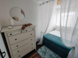 戈莱纽夫Apartament Inka的一间卧室配有一张床和一个带镜子的梳妆台