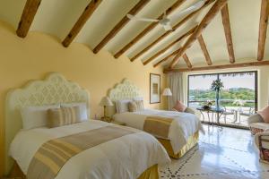 圣克鲁斯华特库华土尔科金塔实酒店的一间卧室设有两张床和大窗户