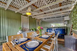 新布朗费尔斯Waterfront New Braunfels Home with Grill!的一间带木桌和椅子的用餐室