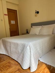 奎特里拉Romeu的卧室配有一张带白色棉被的大床