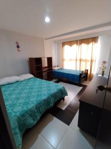 亚美尼亚Habitacion privada en casa familiar con bano compartido的一间卧室设有两张床和窗户。