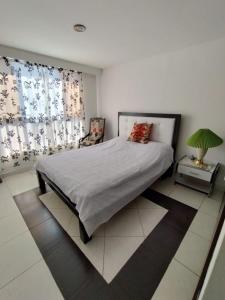 亚美尼亚Habitacion privada en casa familiar con bano compartido的一间卧室配有一张床和一张带台灯的桌子