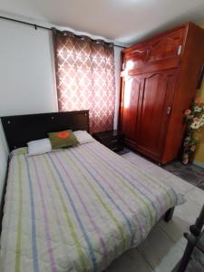 Habitacion privada en casa familiar con bano compartido客房内的一张或多张床位