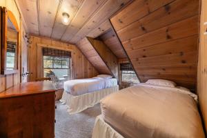 霍姆伍德Classic Tahoe Retreat 2 Blocks to Beach的木墙客房的两张床