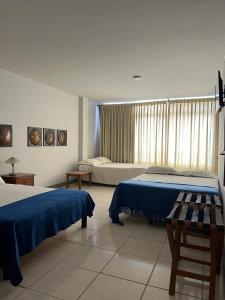 亚美尼亚Hotel Armenia Centro的一间卧室设有两张床和大窗户