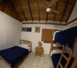 蒙塔尼塔Hostal SoleMare的一间卧室配有两张床和吊扇