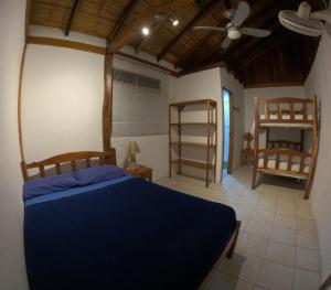 蒙塔尼塔Hostal SoleMare的一间卧室配有蓝色的床和风扇