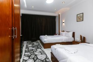 开罗NEW ASSER HOTEL PYRAMID的酒店客房设有两张床和窗户。