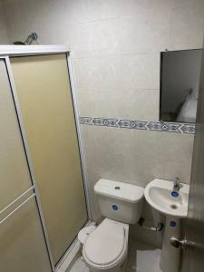 卡塔赫纳Apartamento cómodo cerca al aeropuerto的一间带卫生间和水槽的浴室