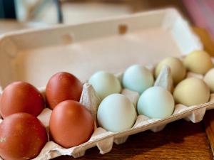NundaLetchworth Farm Guesthouses的桌上一盒子里十几个鸡蛋