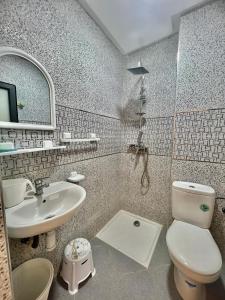 阿加迪尔Baya House Sea View的浴室配有白色卫生间和盥洗盆。