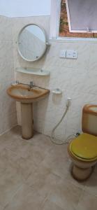 康提Oyado Marufuku的一间带水槽、镜子和卫生间的浴室