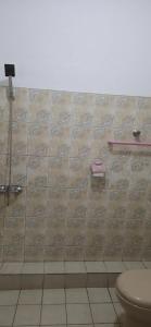 康提Oyado Marufuku的一间带卫生间和瓷砖墙的浴室
