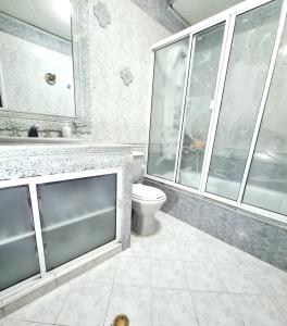 布卡拉曼加Hermosa casa en Bucaramanga的浴室配有卫生间、淋浴和盥洗盆。