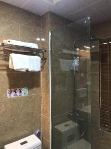 Việt TrìThái Dương Hotel的浴室设有玻璃淋浴间和卫生间