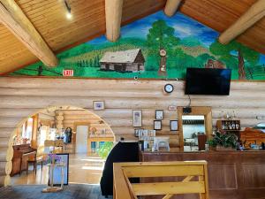 卡什克里克熊掌山林小屋的一间设有墙壁的房间,墙上有谷仓的画作
