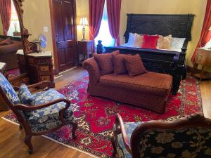 圣约瑟夫Vineyard Mansion B&B的客厅配有沙发和1张床