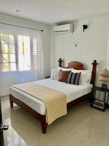 圣玛丽Ocho Rios Oasis的一间卧室配有一张大床和枕头